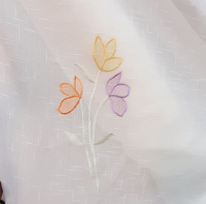 Tela visillo flores lilas bajo - 5