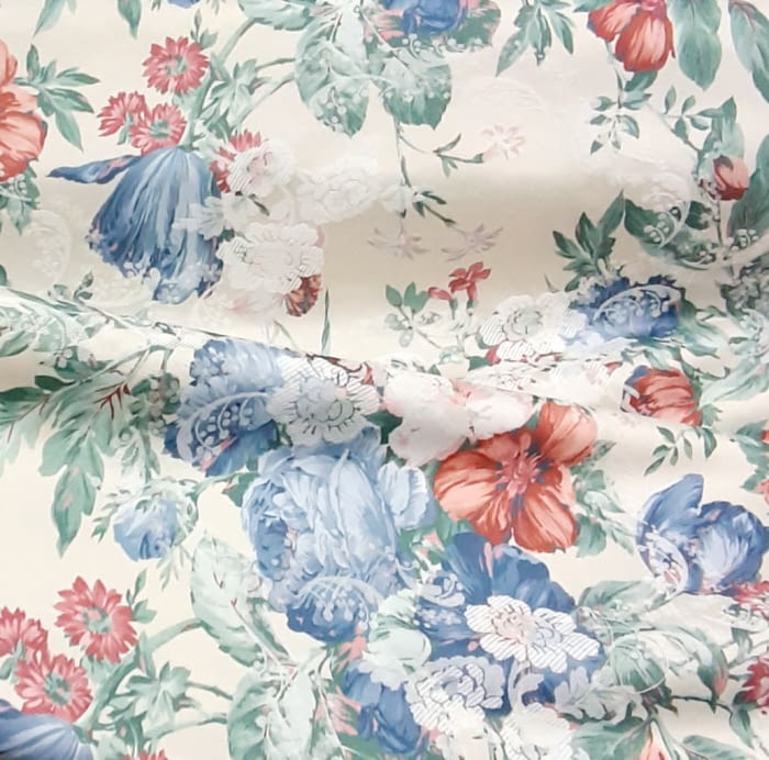 Tela raso jakard crudo flores azules 140