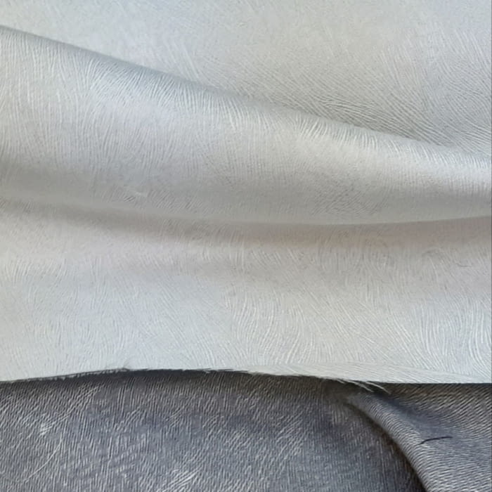 Tela tapicería trazos gris blanco roto.  140 - 2