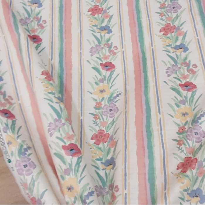 Tela flores y rayas pastel 150