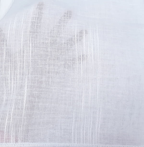 Retal de tela de visillo blanco con gatas