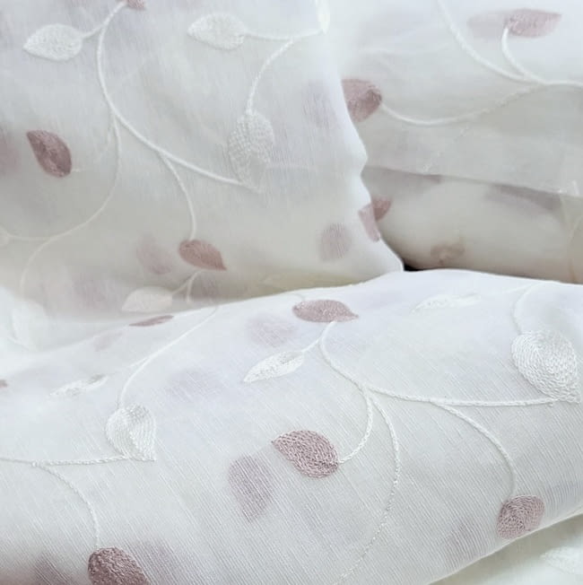 Tela visillo hojas bordadas malvas - 4