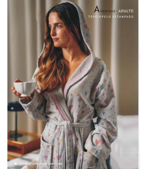 Albornoz terciopelo gris corazones