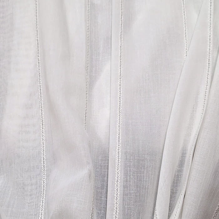 Tela visillo blanco rayita relieve gris