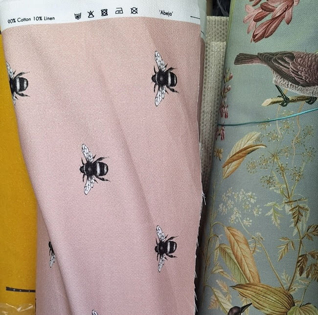 Tela por metros Clarke&Clarke abeja rosa - 2