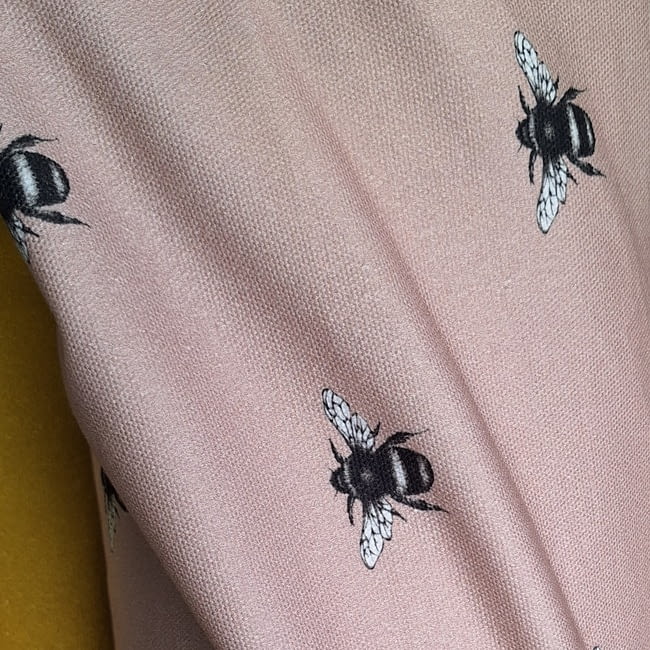 Tela por metros Clarke&Clarke abeja rosa - 3