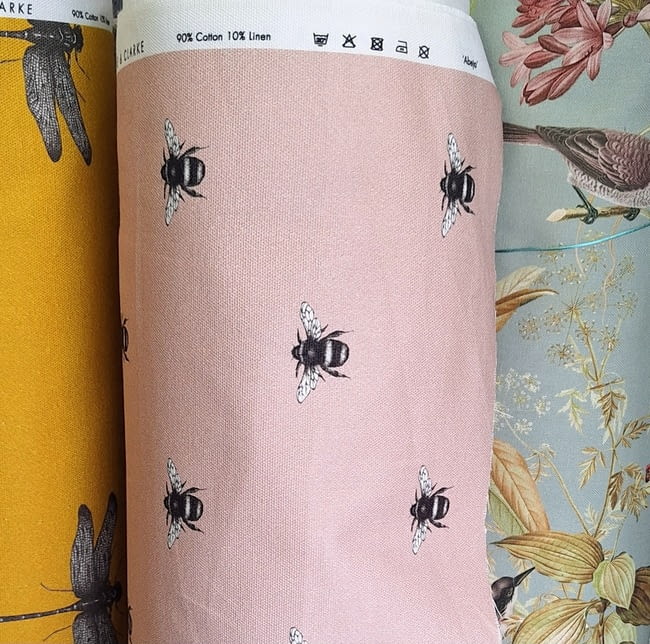 Tela por metros Clarke&Clarke abeja rosa - 4