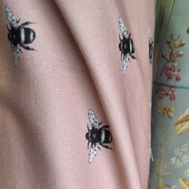 Tela por metros Clarke&Clarke abeja rosa - 5