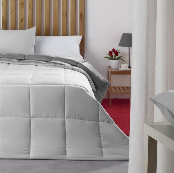 Edredón terciopelo gris multirayitas. Cama 150