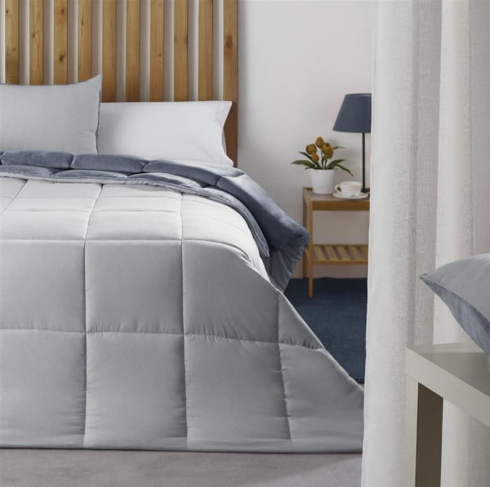 Edredón terciopelo azul multirayitas. Cama 135