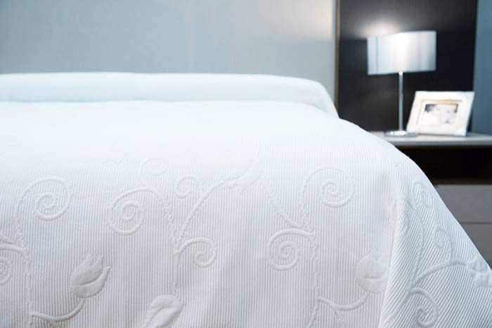 Colchas algodón blanco piqué flores. Cama: 90, 105, 135, 150 y 180