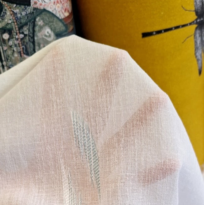 Tela visillo blanco con motivos azulados