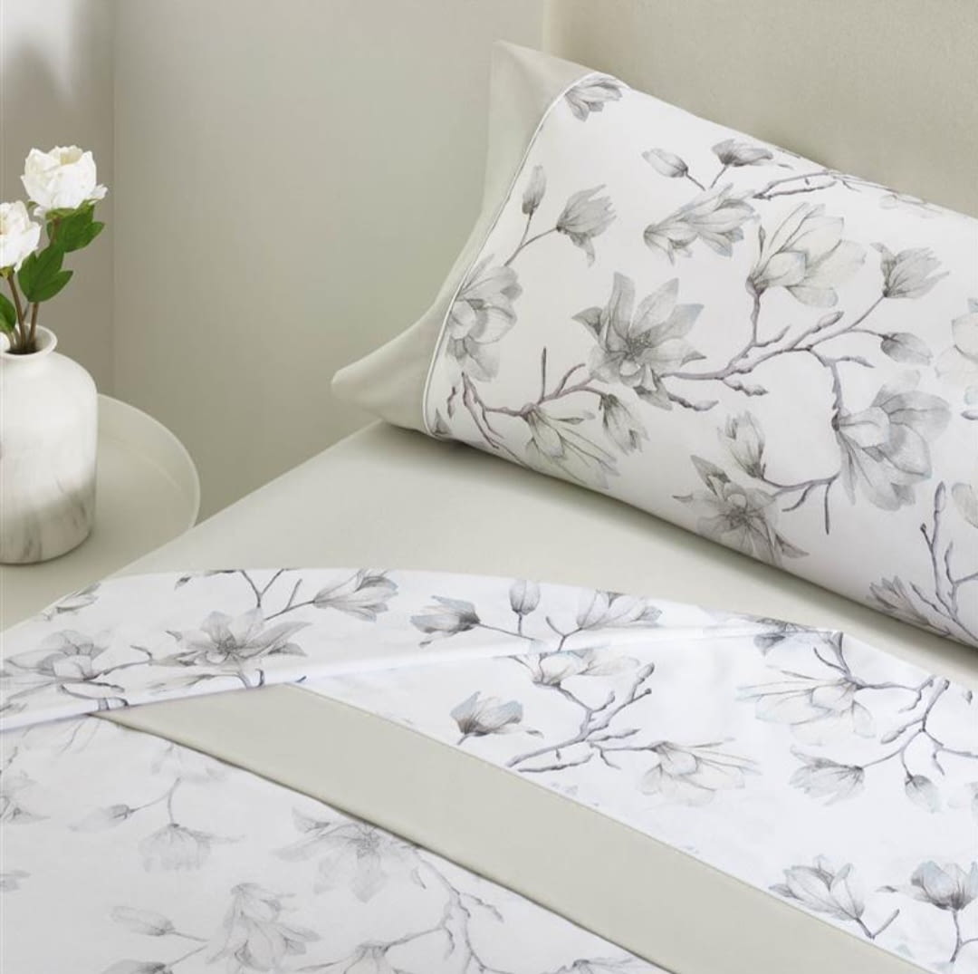 Juego de sábanas flores grises. Cama: 135, 150, 160, 180