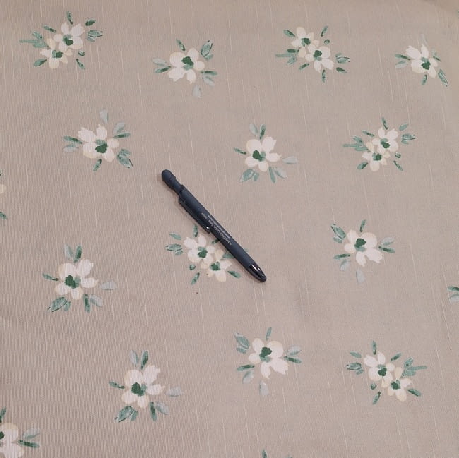 Tela mantel antimanchas color topo con flores