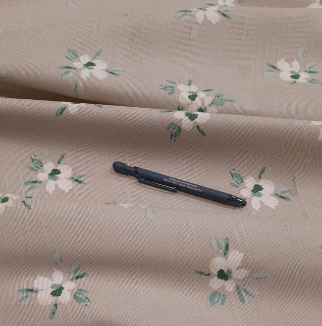 Tela mantel antimanchas color topo con flores - 1