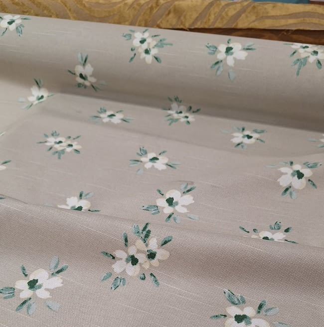 Tela mantel antimanchas color topo con flores - 2