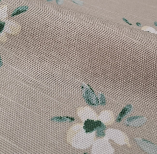 Tela mantel antimanchas color topo con flores - 3