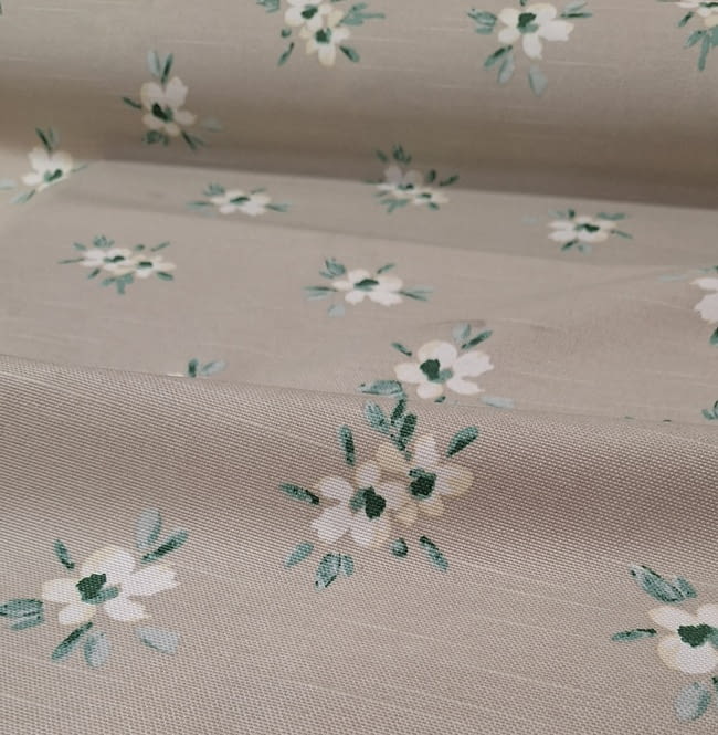 Tela mantel antimanchas color topo con flores - 4