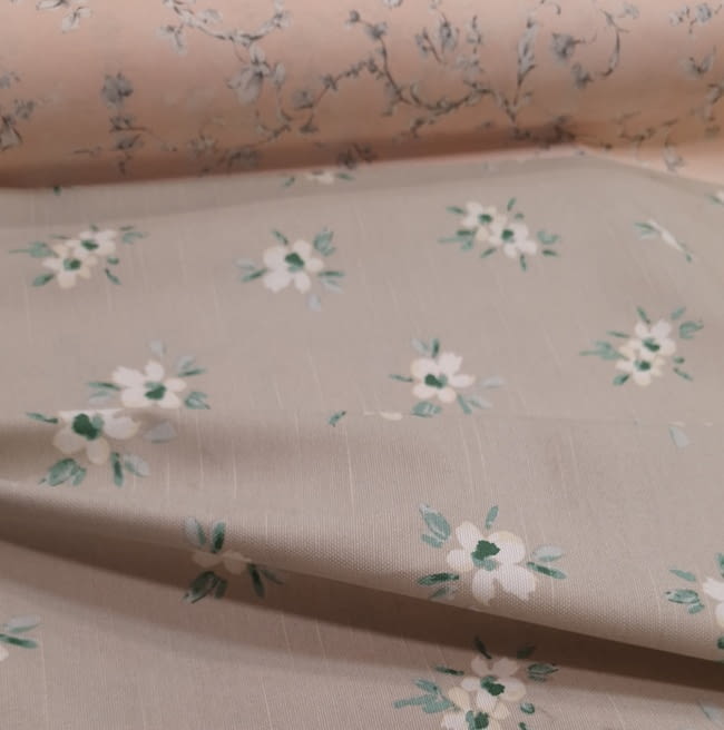 Tela mantel antimanchas color topo con flores - 6