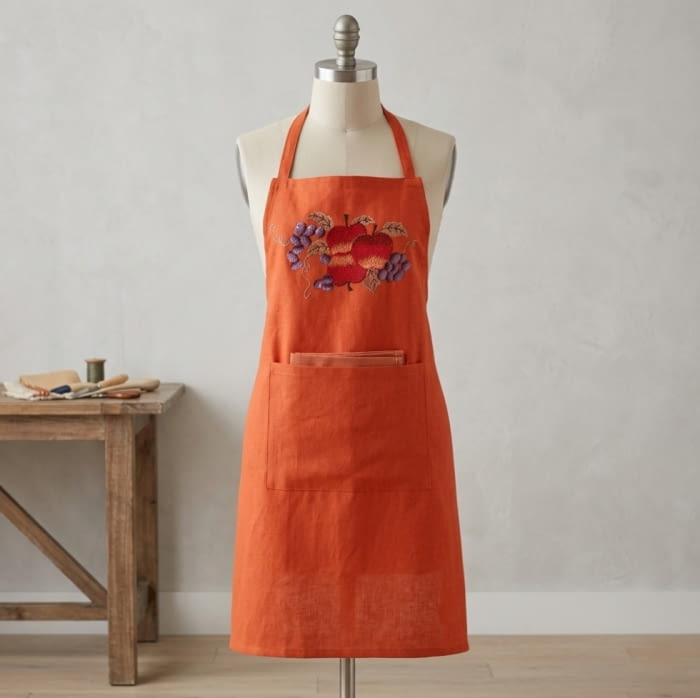 Delantal naranja con bordado