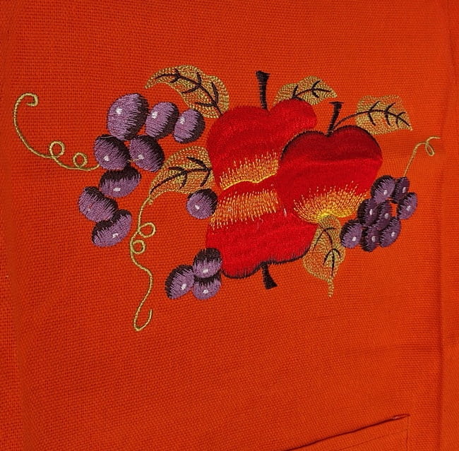 Delantal naranja con bordado - 2