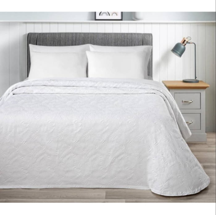 Colcha de algodón hojas labradas blancas