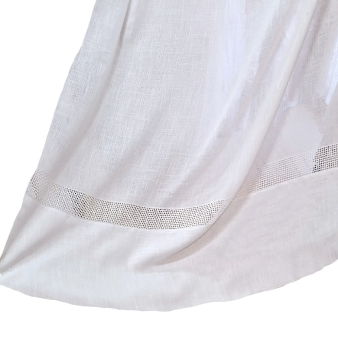 Tela visillo blanco bajo rejilla