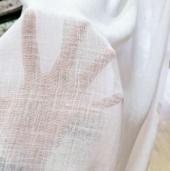 Tela visillo blanco bajo rejilla - 1