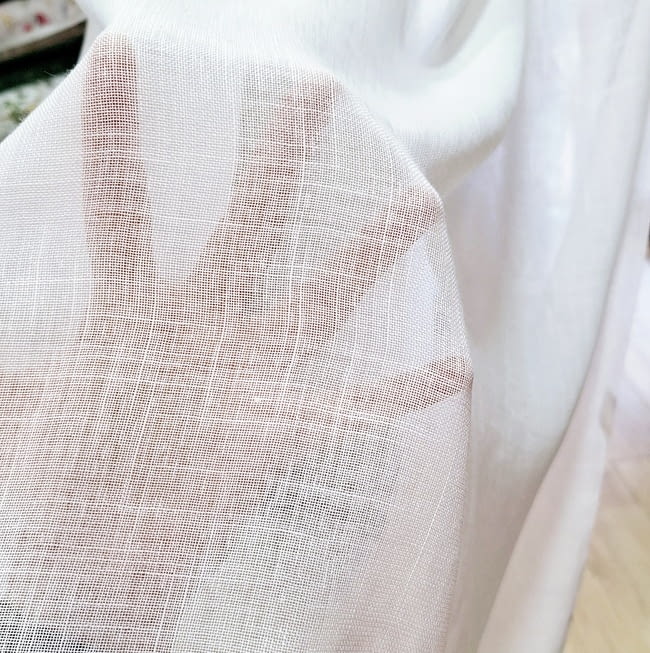 Tela visillo blanco bajo rejilla - 1