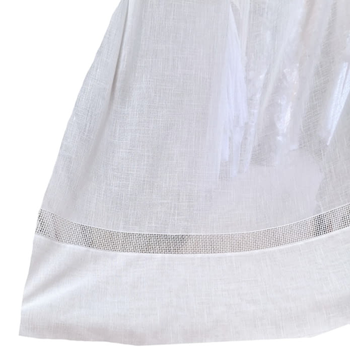 Tela visillo blanco bajo rejilla - 2