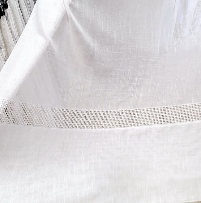 Tela visillo blanco bajo rejilla - 3