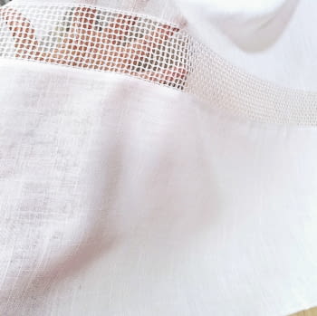 Tela visillo blanco bajo rejilla - 4