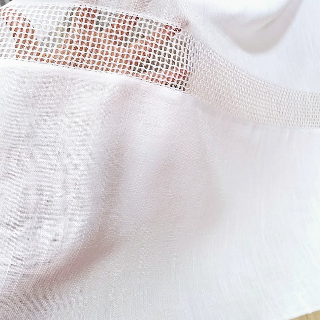 Tela visillo blanco bajo rejilla - 4
