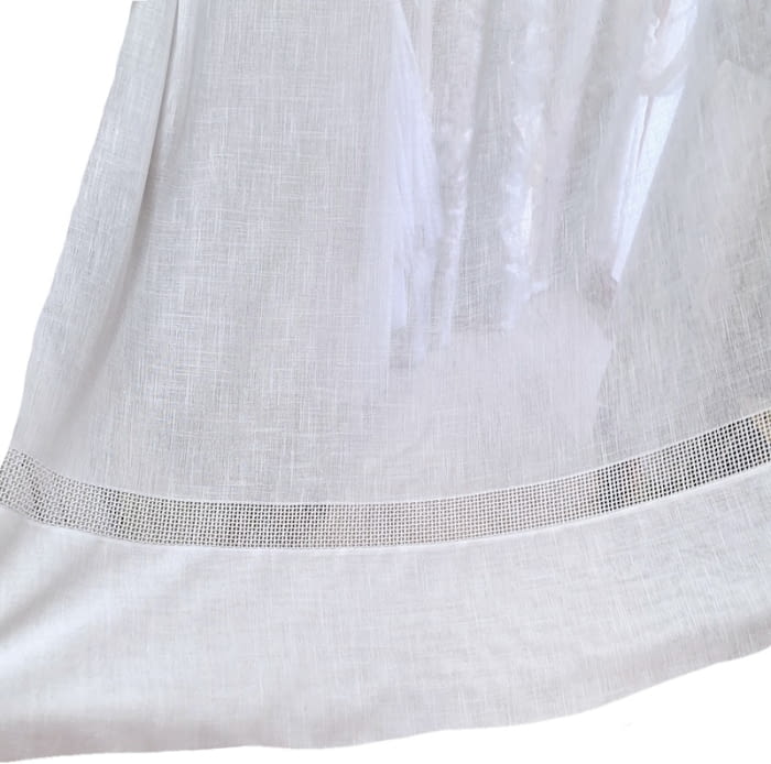 Tela visillo blanco bajo rejilla - 5