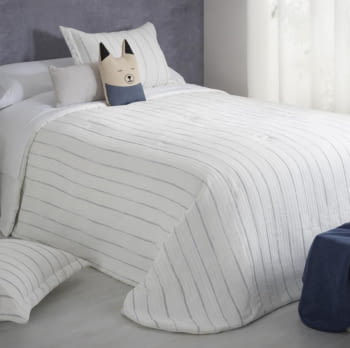 Colcha boutie cruda con rayitas finas. Cama 135