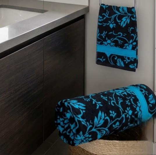 Toallas reversibles flores negro azul - 1