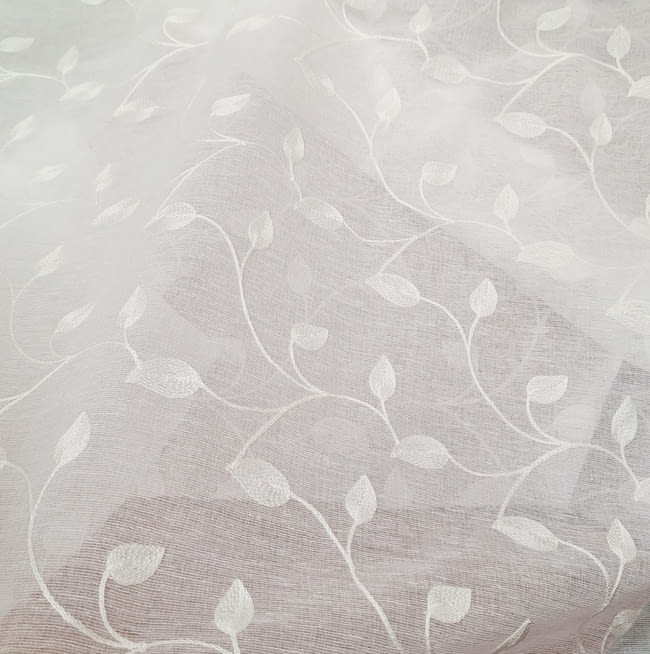 Tela visillo blanco por metros hojas bordadas