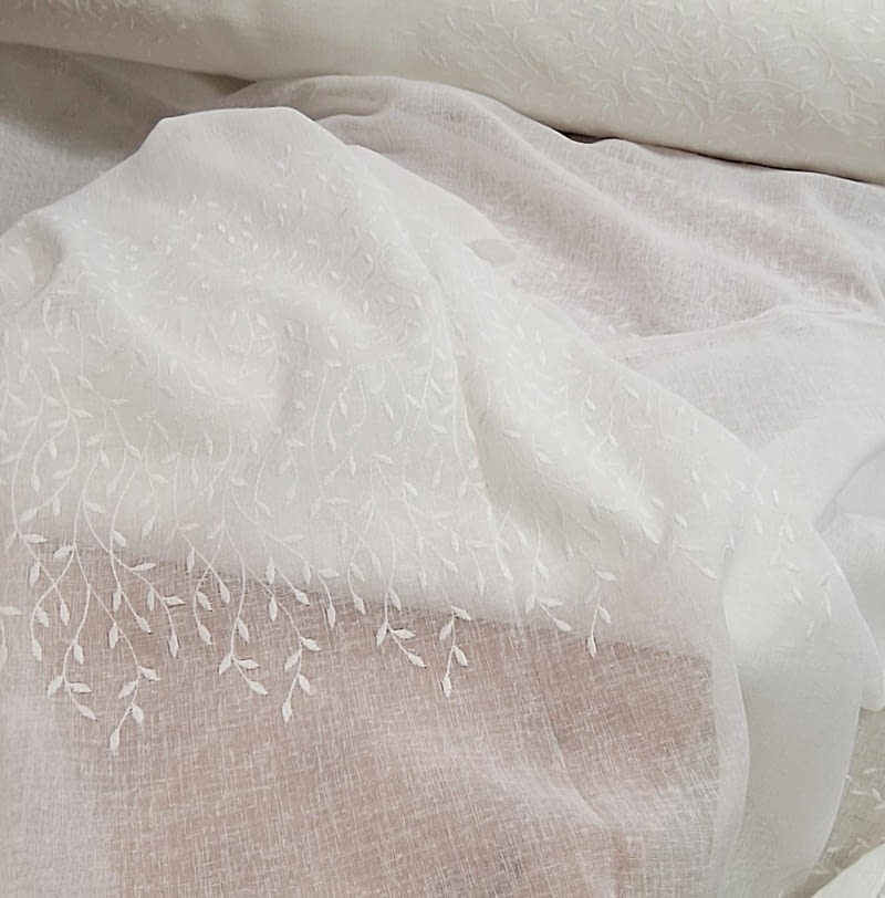 Tela visillo franjas hojitas bordadas