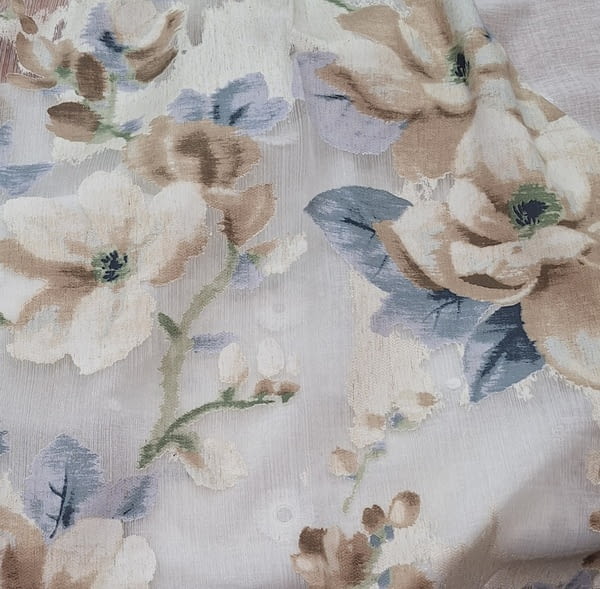 Tela visillo organza con flores azules