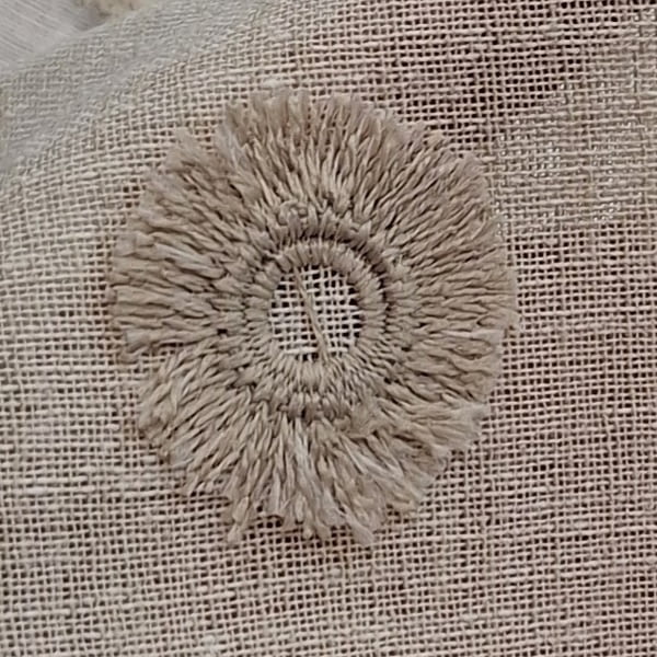 Tela visillo bordado pompones color beige lino - 2