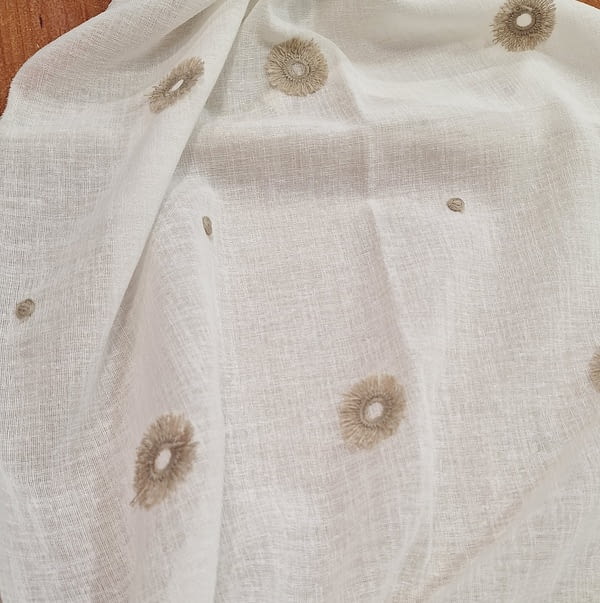 Tela visillo blanco bordado pompones beige