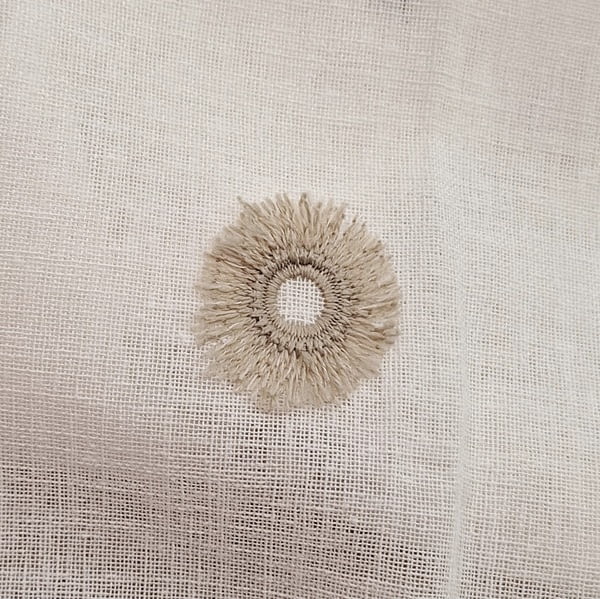 Tela visillo blanco bordado pompones beige - 1