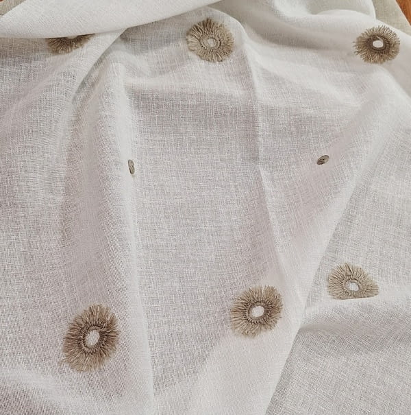 Tela visillo blanco bordado pompones beige - 2