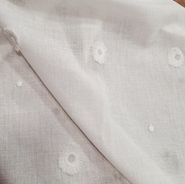 Tela visillo blanco bordado pompones