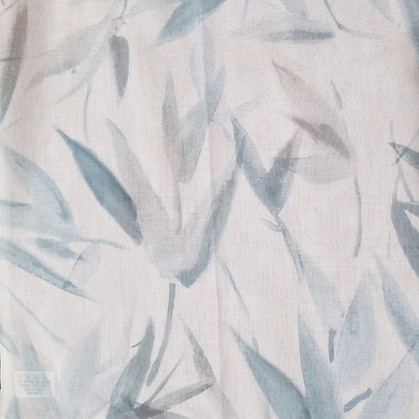 Tela visillo bajo hojas azules