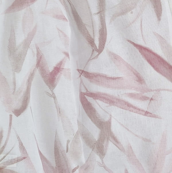 Tela visillo bajo hojas rosas