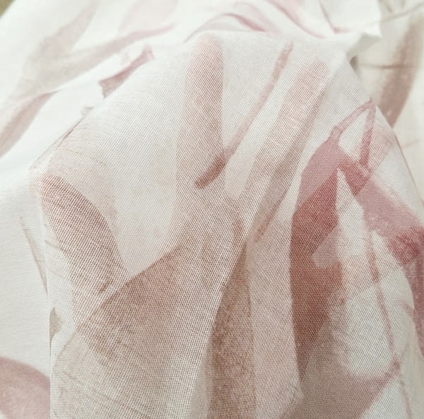 Tela visillo bajo hojas rosas - 2