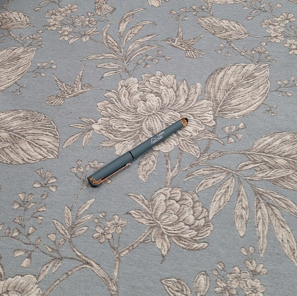 Tela jacquard azul con flores - 1