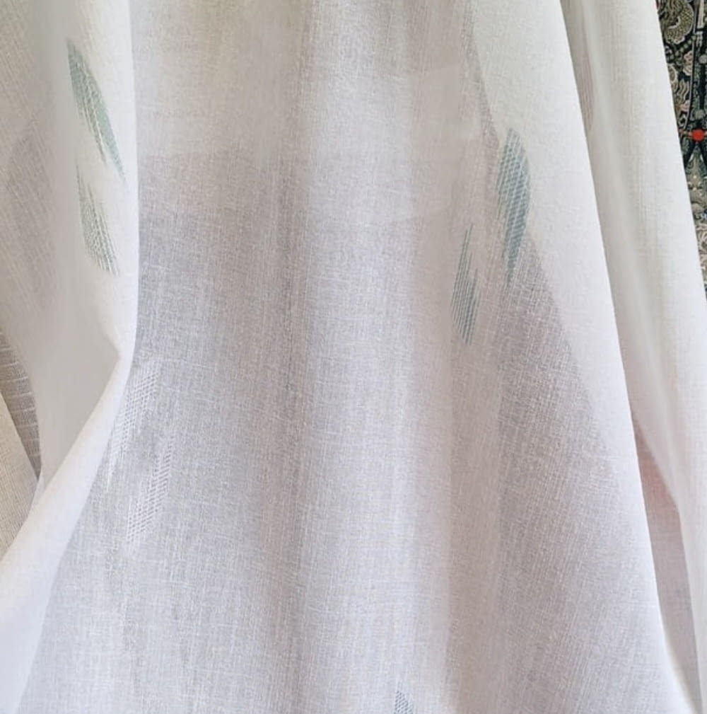 Tela visillo por metros blanco con motivos azulados