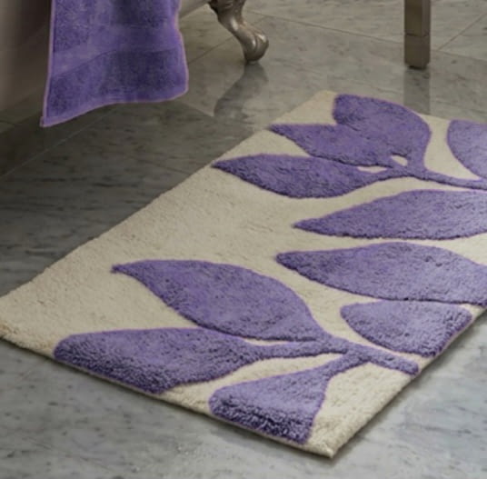 Alfombra de baño beige con hojas moradas - 1